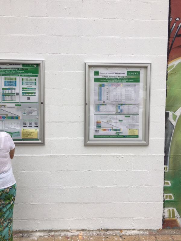 Información sobre líneas de autobuses metropolitanos en una pared de una estación de autobuses.