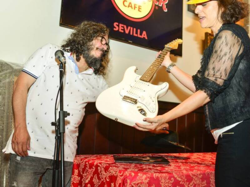 Entrega de una guitarra en un evento en Sevilla, España.