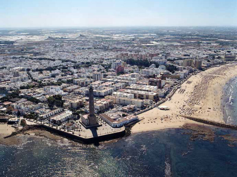 Vista aérea de Chipiona, con su faro y la playa de arena.