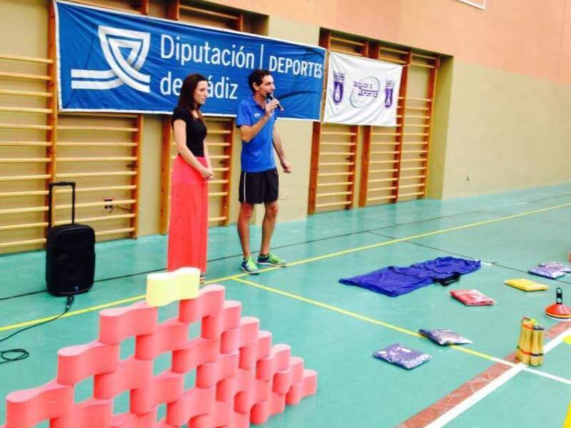 Presentación en una instalación deportiva con el logo de la Diputación de Cádiz.