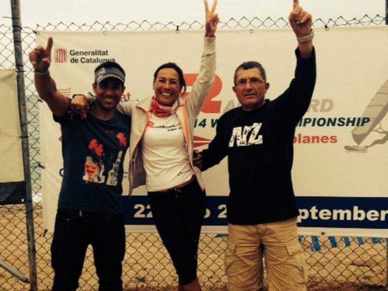 Tres personas celebrando con los puños en alto, detrás de ellos hay un cartel que dice "Generalitat de Catalunya" y "2014 World Championship".