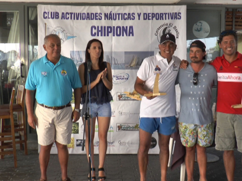 Ganadores de un torneo de vela son felicitados por el club de actividades náuticas y deportivas en Chipiona, Cádiz.