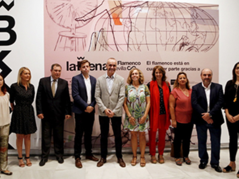 Equipo de la Fundación La Línea Flamenco en una reunión formal, posando frente a un póster con la imagen de un globo terrestre y el nombre de la fundación.