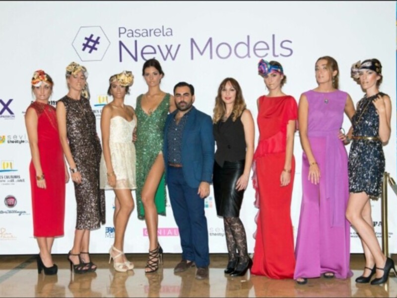 Desfile de moda con modelos y diseñadores en un evento de pasarela.