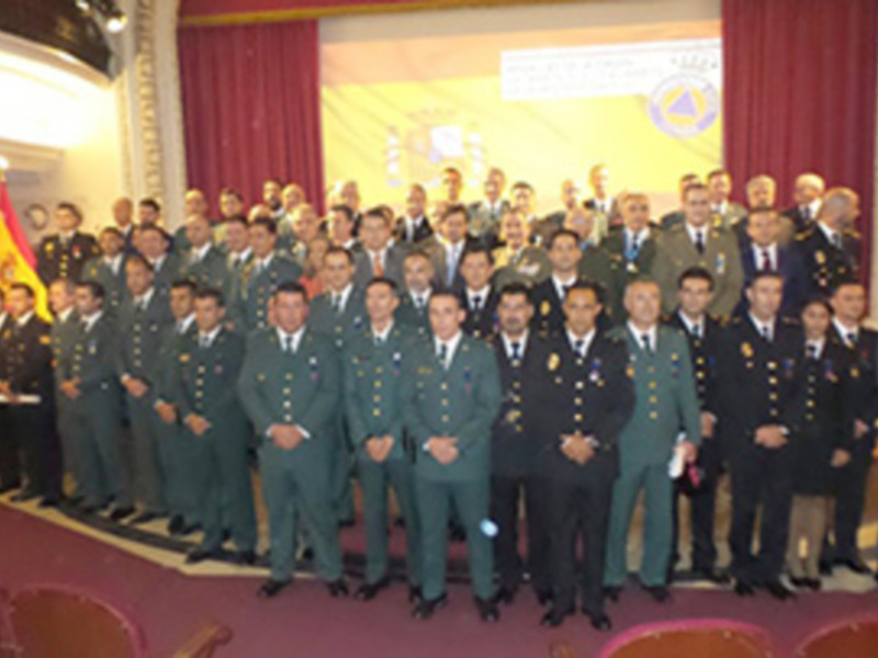 Gruppo di militari in uniforme posano per una foto di gruppo in un teatro.