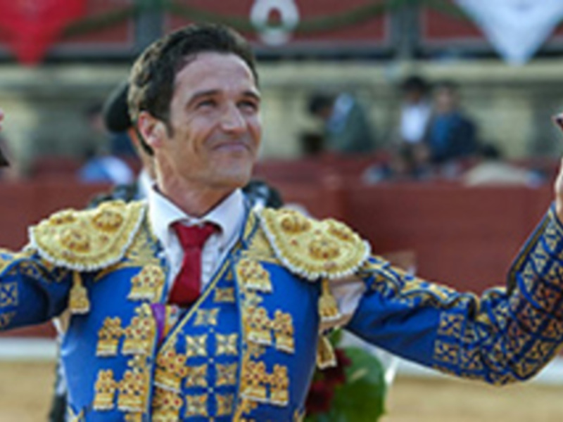 Un torero celebra con un trozo de carne en una corrida de toros.