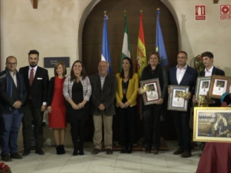 Premiación en evento oficial con banderas y reconocimientos