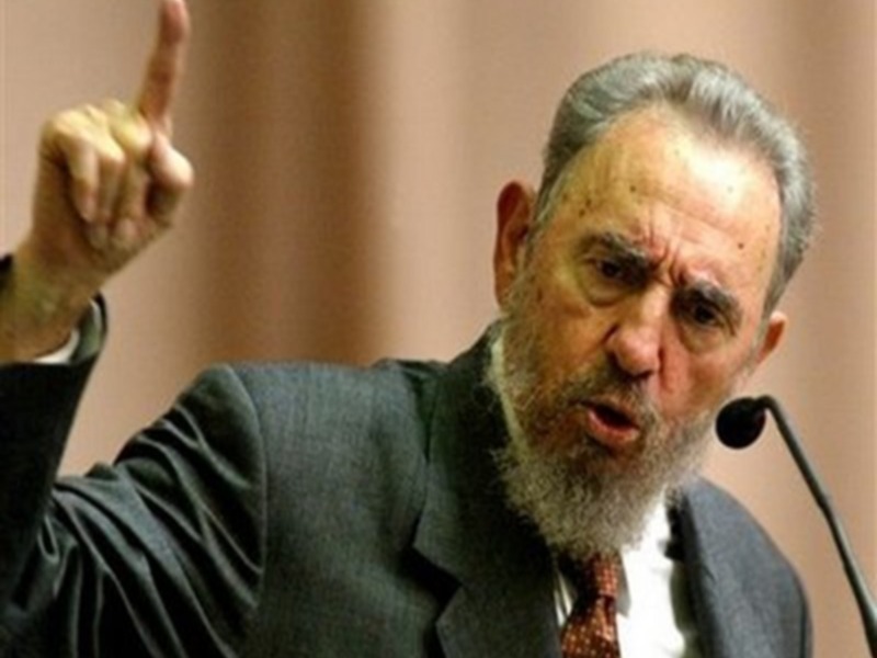 Fidel Castro, líder histórico de Cuba, en una imagen de 2006. Su gesto y expresión sugieren una discusión intensa o una explicación importante.
