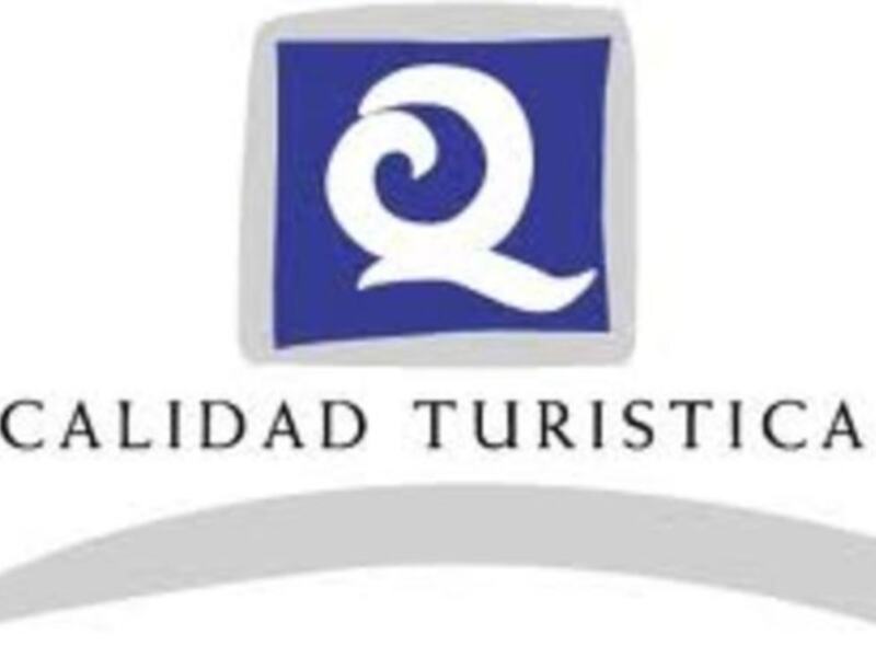Logotipo de Calidad Turística con diseño gráfico de Q en azul y gris