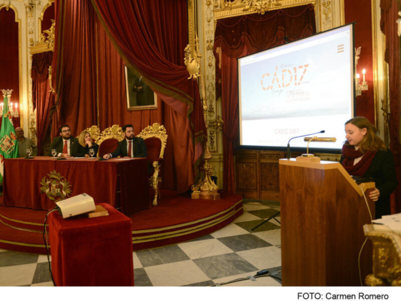 Mujer dando una presentación en un evento formal en Cádiz 2017.