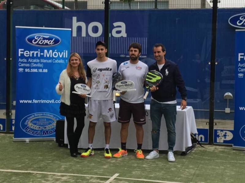Premios en torneo de pádel con patrocinio de Ford y Ferri-Móvil.