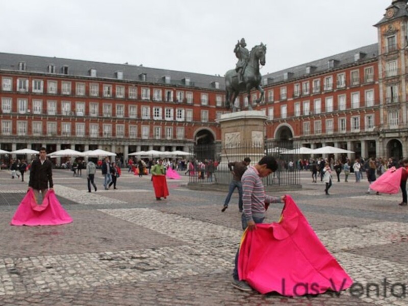 Plaza Mayor, Madrid, con edificios históricos y gente paseando.