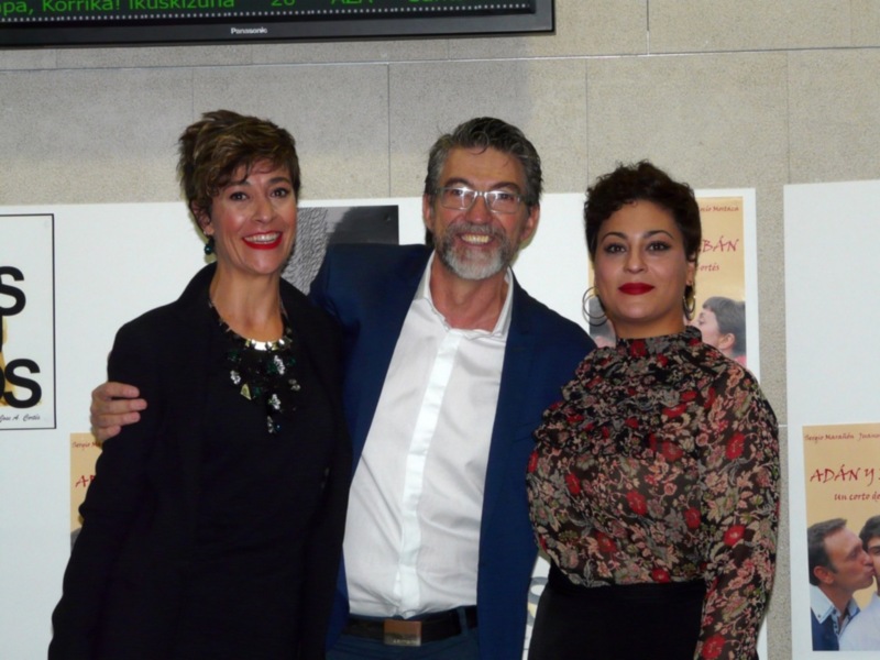 Tres personas sonrientes posando juntas en un evento profesional.