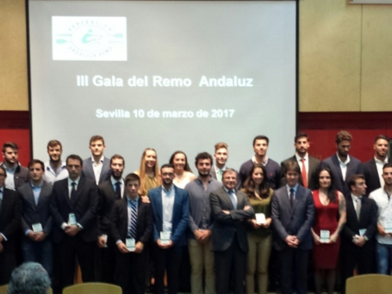 III Gala del Remo Andaluz, celebrada en Sevilla el 10 de marzo de 2017, con participantes y autoridades en una ceremonia de premiación.
