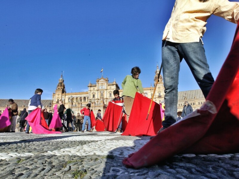 Jovenes bailando flamenco en la Plaza de España de Sevilla, España.
