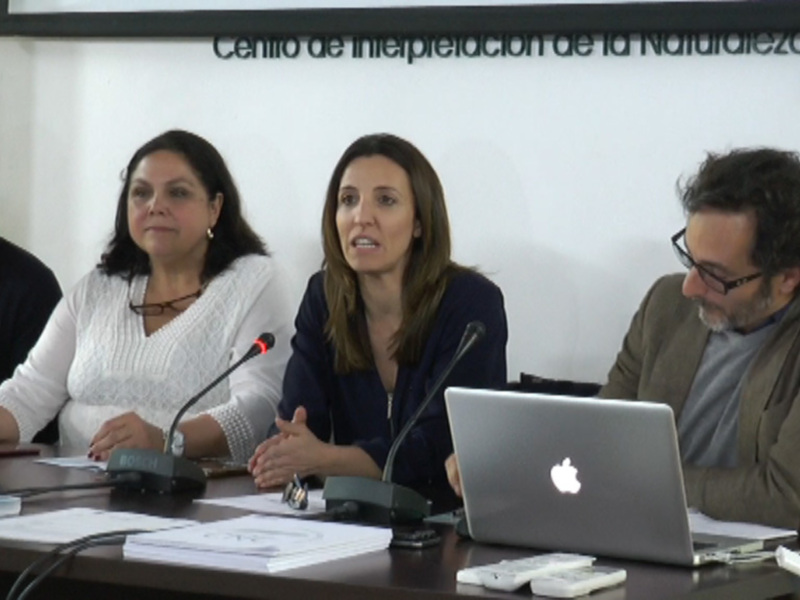 Reunión de expertos en el Centro de Interpretación de la Naturaleza, discutiendo temas ambientales.