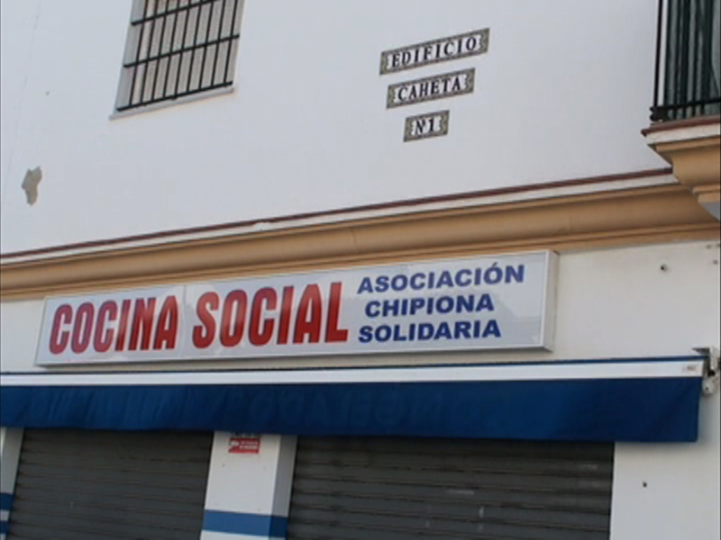 Restaurante social en una edificación con un letrero que indica su nombre y tipo de actividad social.