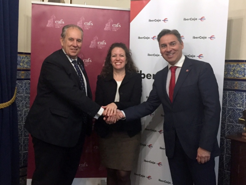 Celebración de un acuerdo entre iberCaja y caf's, con representantes de ambas instituciones intercambiando un apretón de manos.