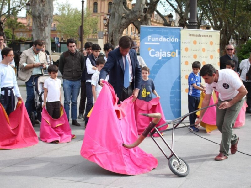 Celebración de la Fundación Cajasol en una plaza con niños participando en actividades lúdicas.
