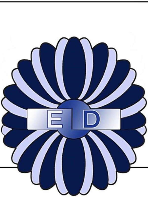 Elegante diseño floral con el texto 'EID' en el centro, en tonos azules y blanco sobre fondo blanco.