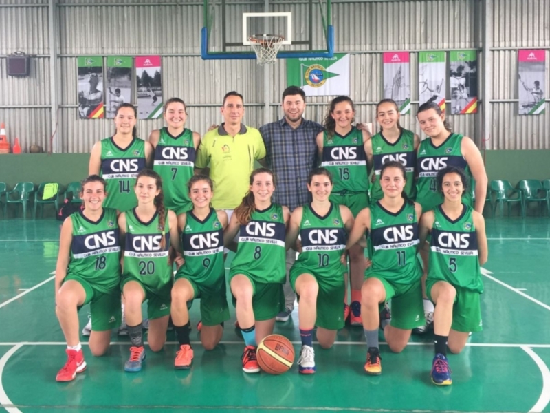 Equipo de baloncesto femenino del Club Náutico Sevilla en una cancha deportiva.