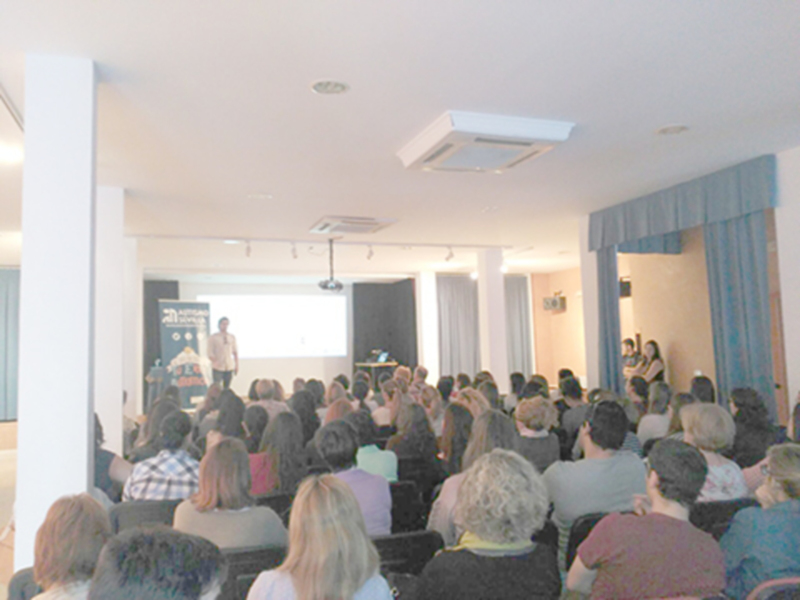 Auditorio lleno escuchando una presentación en una conferencia o seminario.