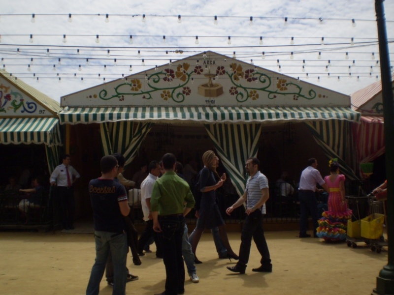Feria con personas caminando y tendencias de moda en el centro de la imagen.