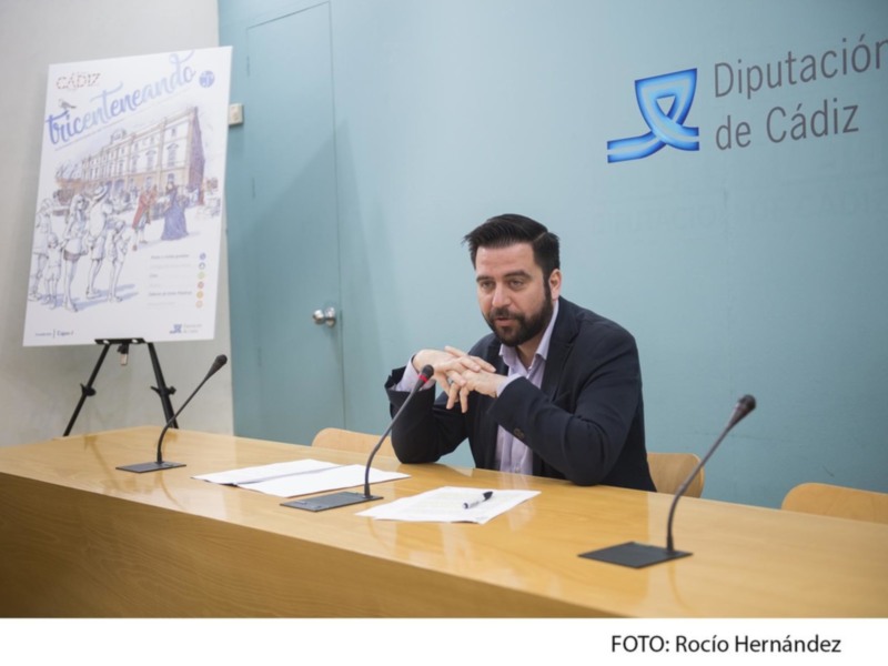 Un hombre en una conferencia de prensa en Cádiz, con un póster de la Diputación de Cádiz en el fondo. La foto es de Rocío Hernández.