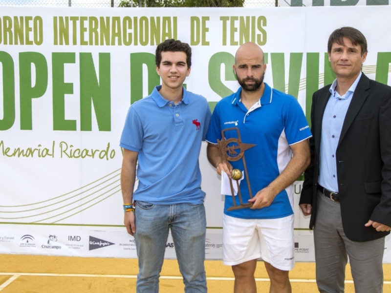 Torneo Internacional de Tenis Open de Sevilla, Memorial Ricardo, con tres personas posando en la cancha.