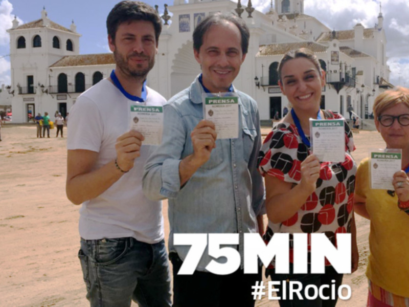 Equipo de prensa en una actividad cultural en un entorno rural, con identificaciones de prensa en la mano. #ElRocio