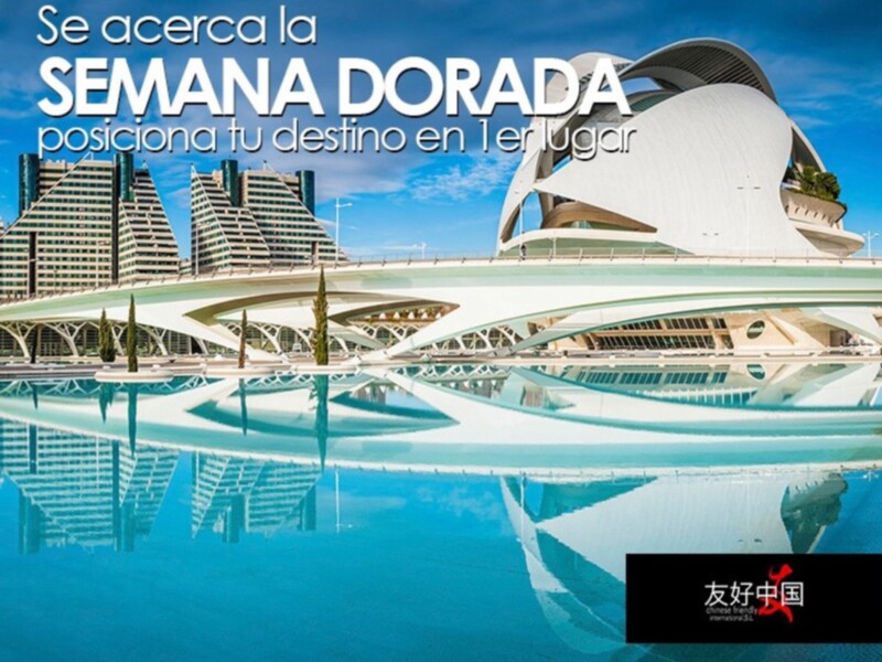 Arquitectura moderna reflejada en un lago, con edificios de diseño único y un cielo azul claro.