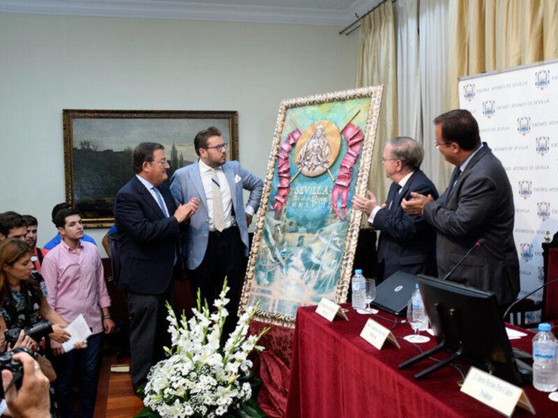 Presentación de un cuadro en un evento formal en Sevilla.