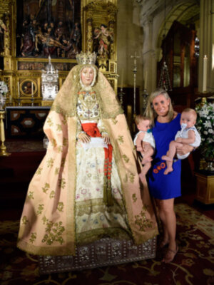 Sevilla con su patrona la Virgen de los Reyes.