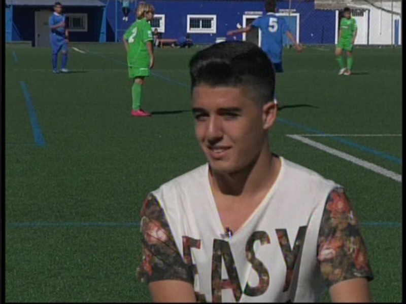 Entrevista a un joven futbolista en el campo de juego.