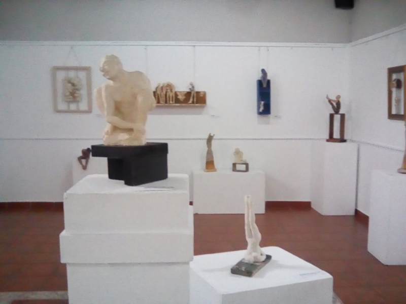 Museo de escultura con diversas obras expuestas en estatuas y piezas de madera.