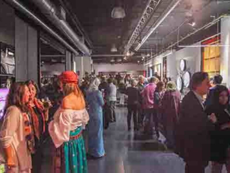 Evento en un espacio moderno con gente intercambiando ideas.