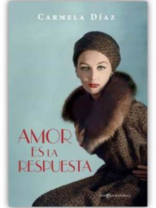 Portada del libro 'Amor es la respuesta' de Carmela Díaz, con una imagen de una mujer en un vestido de piel y sombrero.