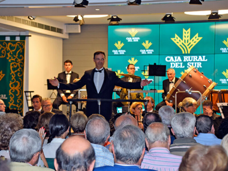 Concierto de música clásica con orquesta y público en un evento de Caja Rural del Sur.