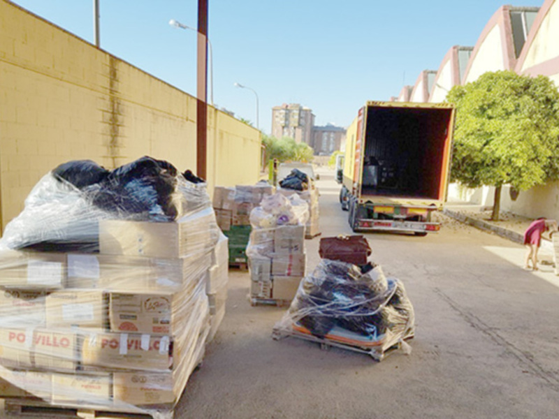 Palets y contenedores de carga en una calle industrial.
