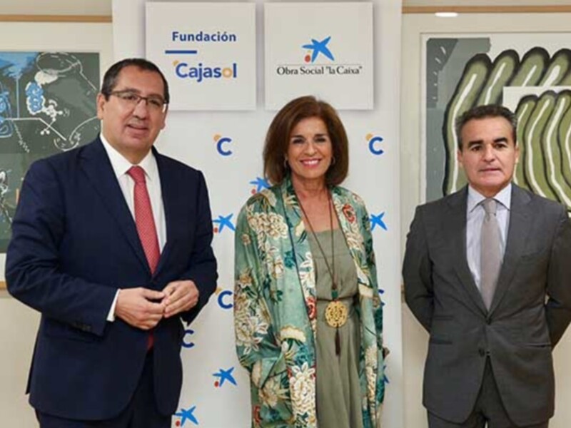 Tres personas posan frente a la Fundación Cajasol y Obra Social 'la Caixa'.