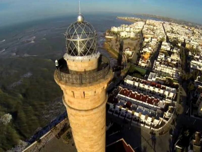 Torre de la Mina, una estructura histórica en la ciudad de Jaffa, Israel, que se encuentra en la costa del Mar Mediterráneo. La torre es conocida por su historia y su ubicación estratégica en la ciudad.
