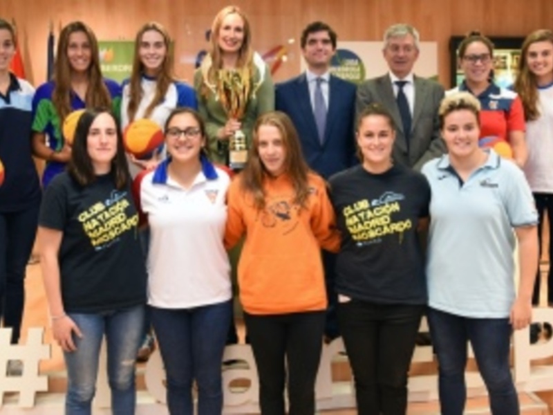 Equipo de baloncesto femenino posando para una foto en la cancha de baloncesto.