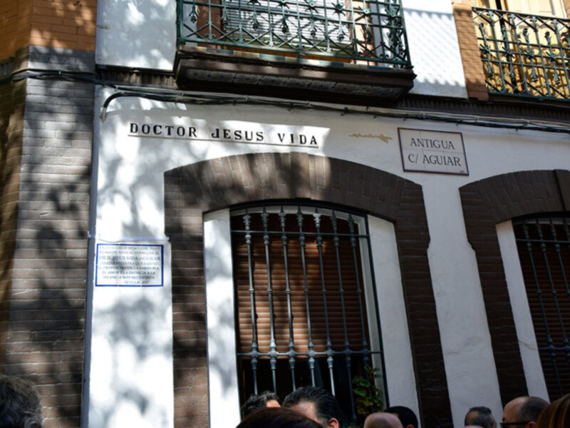 Fachada de una antigua casa con letrero 'Doctor Jesús Vida' y 'C/ Aguiar', en un entorno urbano.
