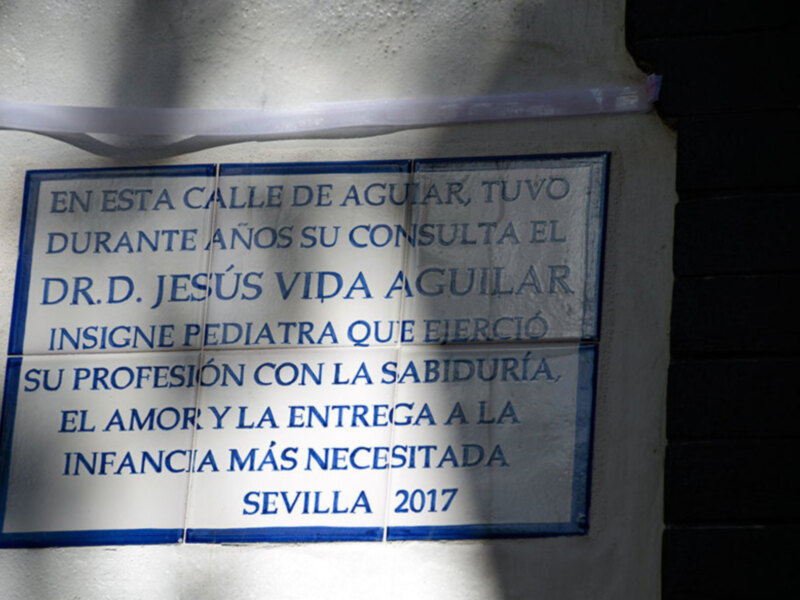 Placa conmemorativa en la calle de Aguiar, Sevilla, dedicada al Dr. D. Jesús Vida Aguilar, pediatra ejerció su profesión durante años.