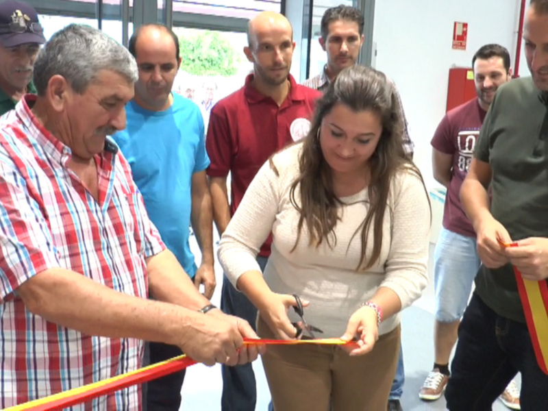 Inauguración oficial con el corte de cinta roja y amarilla por parte de autoridades locales.