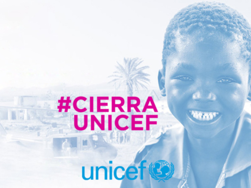 Niño sonriendo con el logo de UNICEF y el texto '#CIERRA' en el fondo.