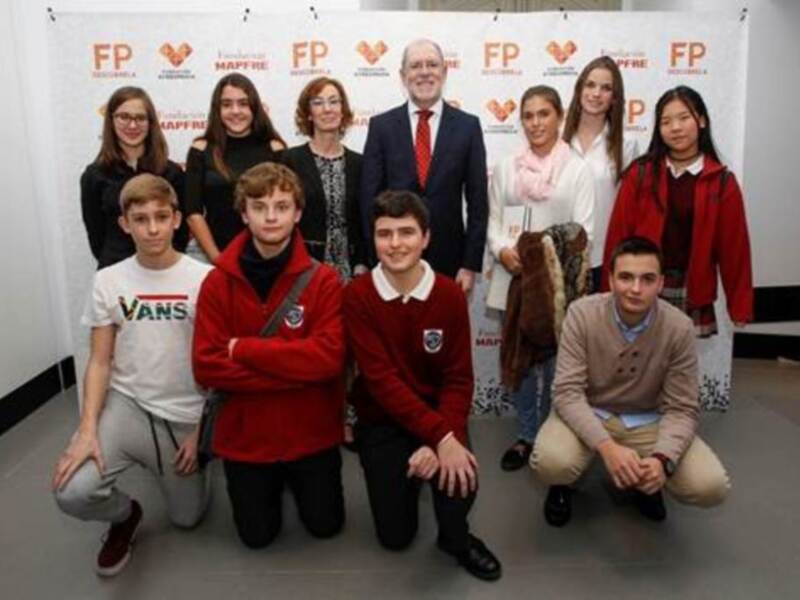 Un grupo de jóvenes y adultos posan juntos en un evento de la Fundación MAPFRE, destacando su compromiso con la educación y el desarrollo.