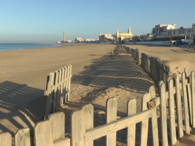 Los retenedores de arena vuelven a ser utilizados para reducir el efecto de los temporales en varias playas de Chipiona