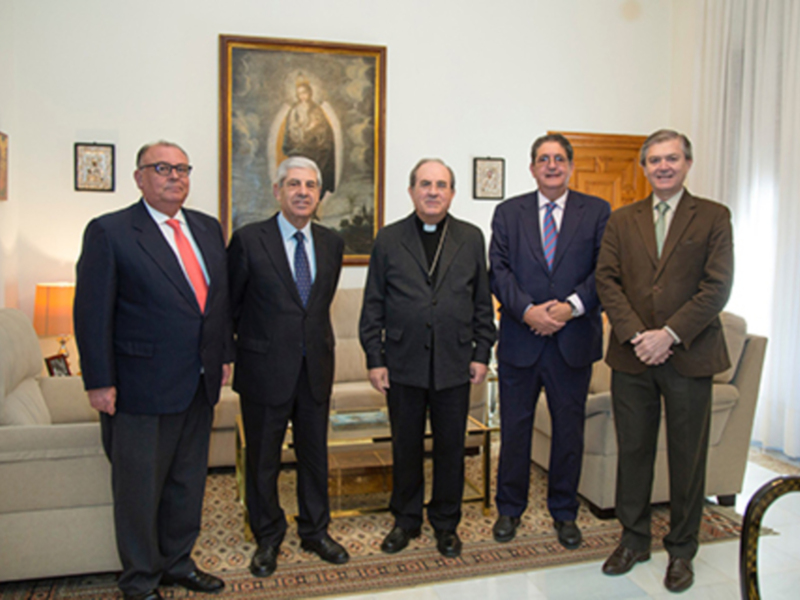 Cumbre de líderes religiosos y políticos en una sala formal con retratos religiosos en el fondo.
