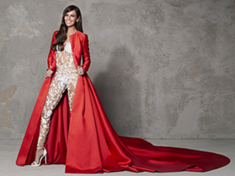 Elegancia roja: vestido largo con capa y detalles bordados.
